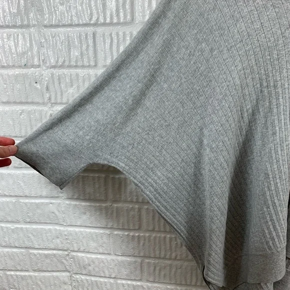 CAbi Gray V-Neck Top - Picture 4 of 12